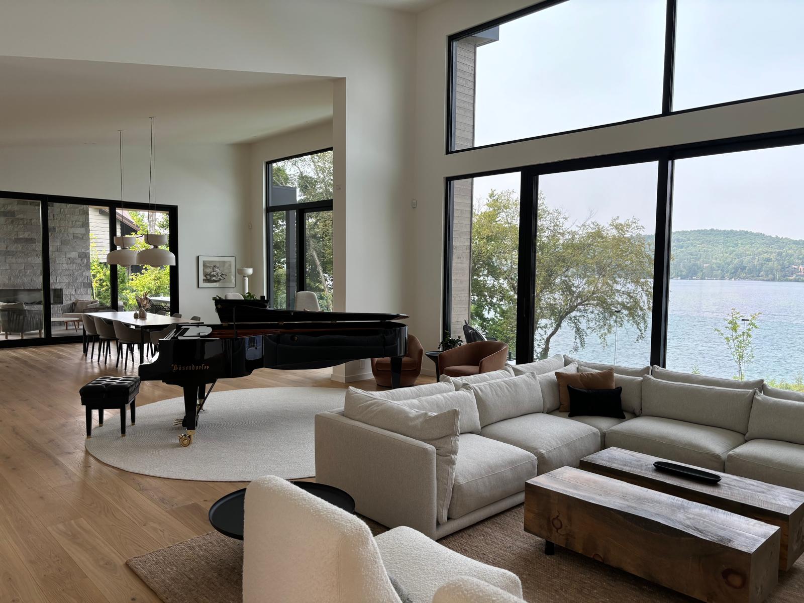 Salon contemporain avec vue sur lac